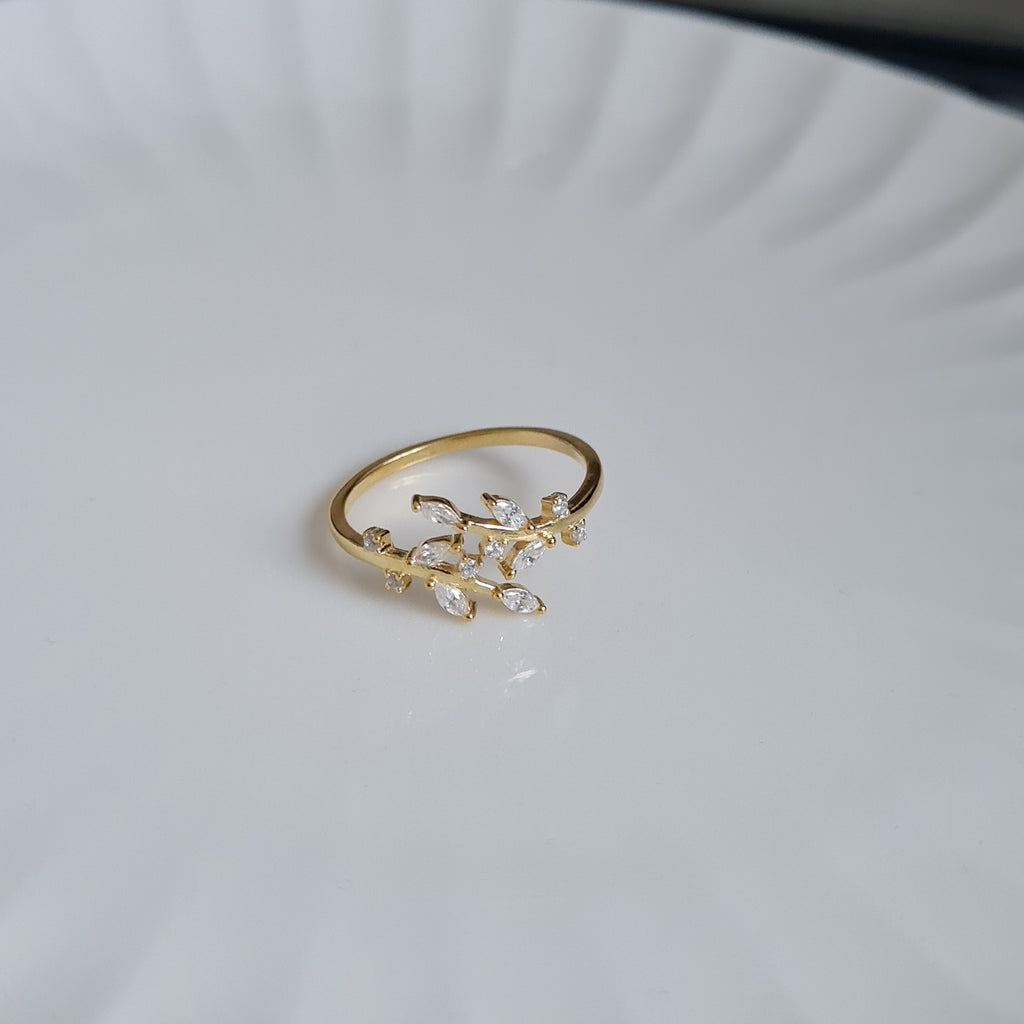 Gold Astrid Leaf Ring